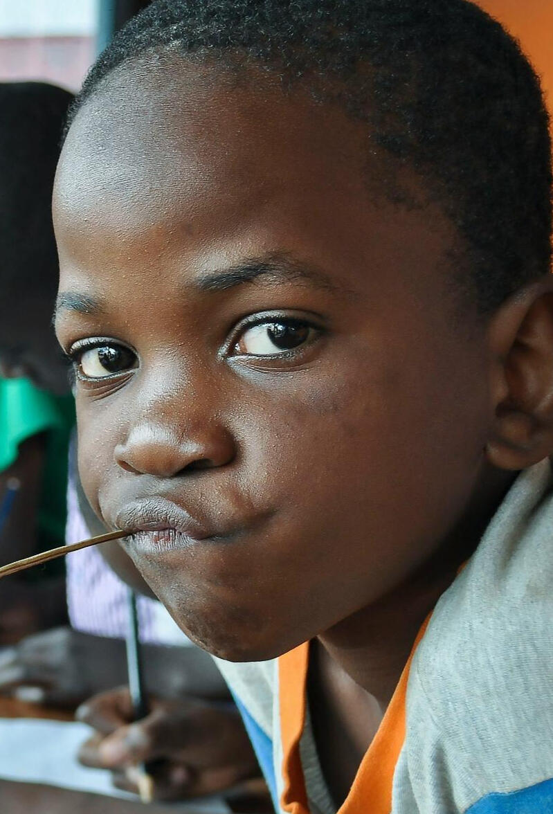 Écolier à Fondjomekwet sans manuel scolaire – projet éducatif solidaire