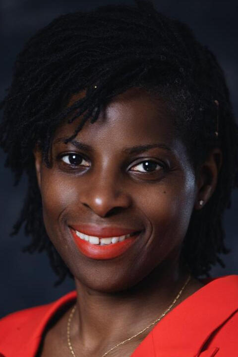 Ghislaine Boudjia, fondatrice du projet solidaire Village en Livres Portrait de Ghislaine Boudjia, fondatrice de Village en Livres, projet éducatif solidaire pour offrir des livres scolaires aux enfants en Afrique.