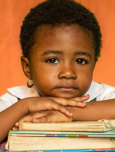 Soutenir l’éducation des filles en Afrique — don de manuels scolaires