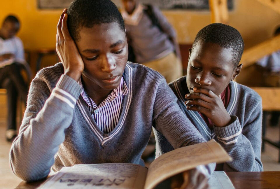 Lecture partagée entre deux enfants — soutien scolaire en Afrique rurale