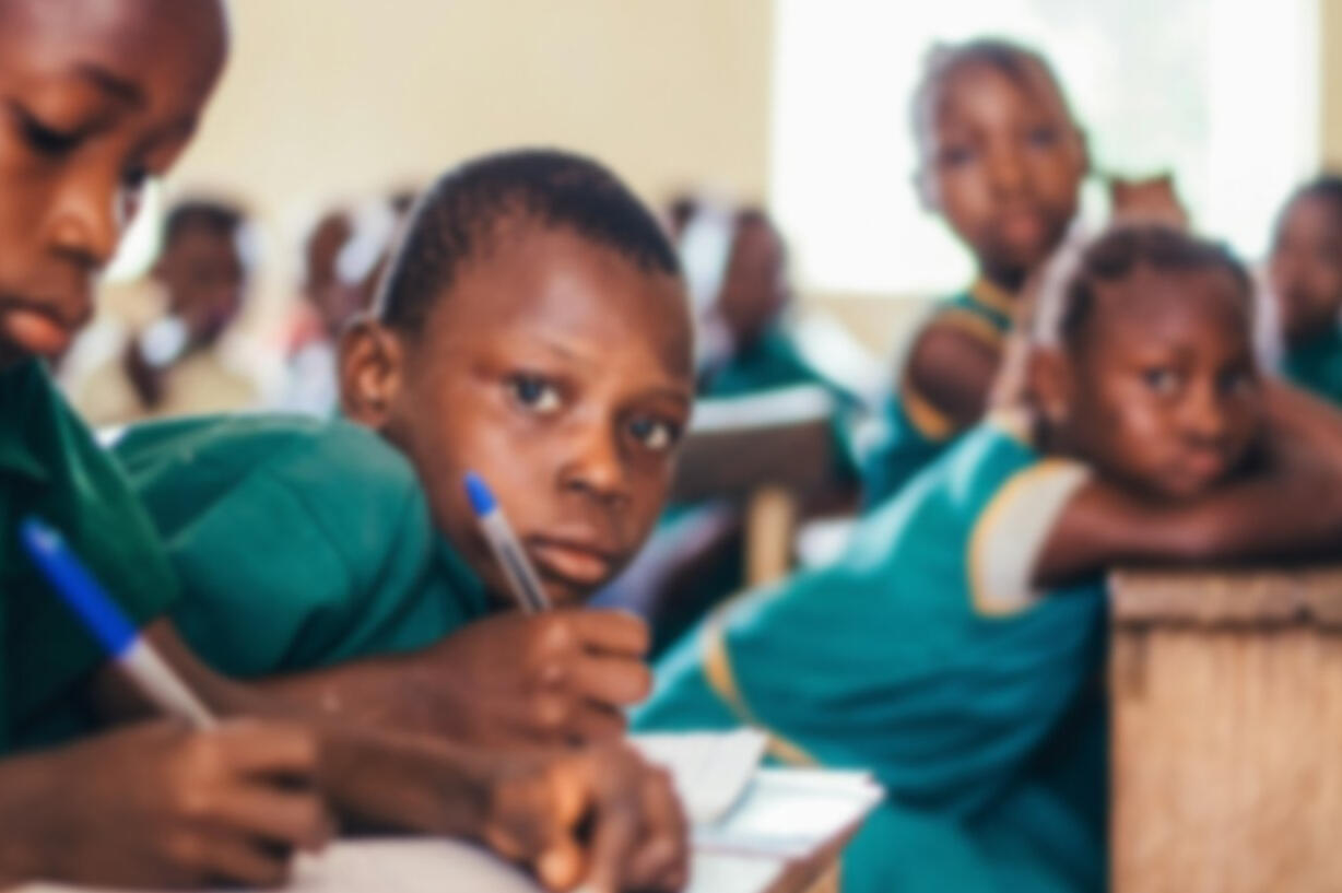 Écoliers en uniforme dans une salle de classe — Afrique rurale Classe d’élèves sans manuels scolaires — école solidaire au Cameroun